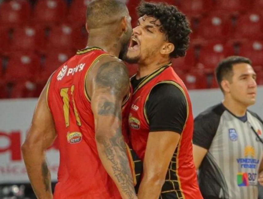 Cocodrilos de Caracas durante su partido contra Pioneros en la Liga Superior de Baloncesto Venezolano.