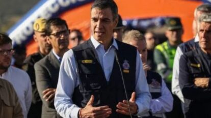 edro Sánchez durante su visita al lugar del choque de trenes ocurrido en Urda, Toledo.