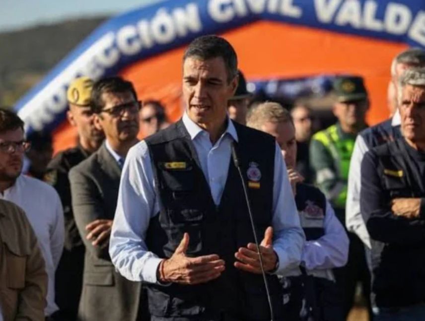 edro Sánchez durante su visita al lugar del choque de trenes ocurrido en Urda, Toledo.