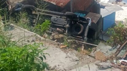 Camión de carga pesada cayó sobre una vivienda junto a la autopista Caracas-La Guaira.