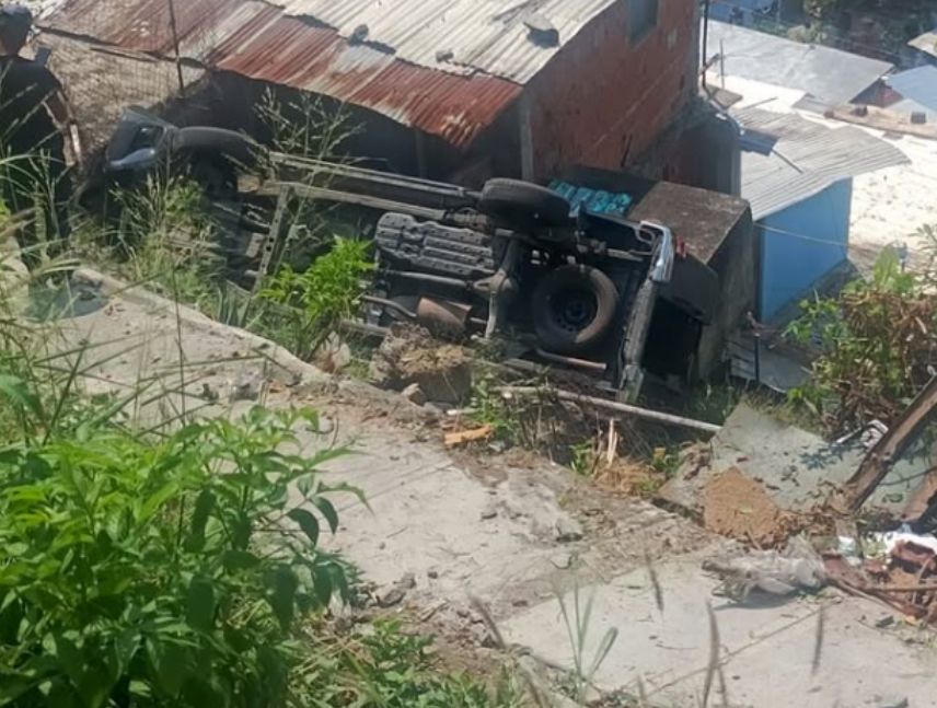 Camión de carga pesada cayó sobre una vivienda junto a la autopista Caracas-La Guaira.