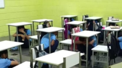 Funcionarios de Protección Civil y Bomberos participan en simulacro de desalojo en escuelas del municipio Caroní.