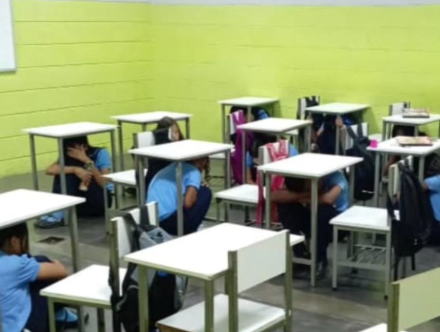 Funcionarios de Protección Civil y Bomberos participan en simulacro de desalojo en escuelas del municipio Caroní.