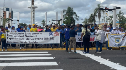 trabajadores reclaman salarios