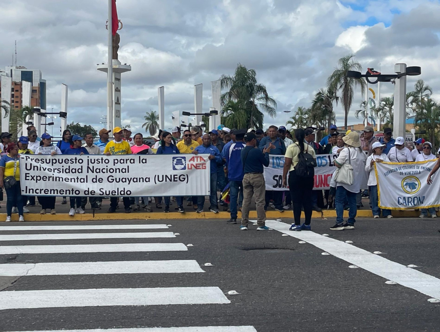 trabajadores reclaman salarios