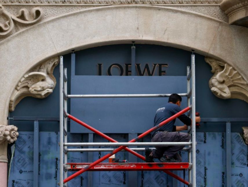 Comercios de lujo en Madrid protegen sus escaparates ante posibles saqueos relacionados con las convocatorias de Blocus.