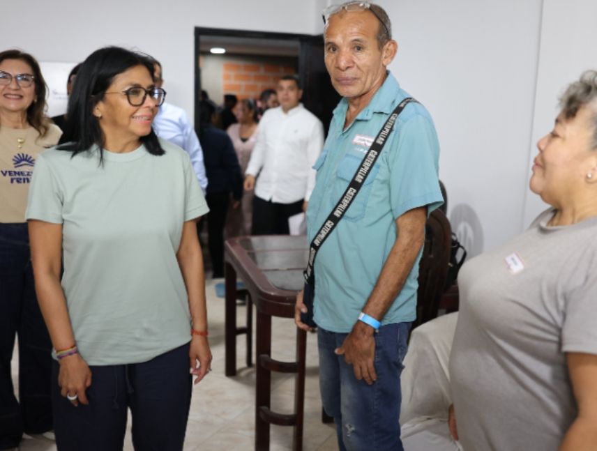 Delcy Rodríguez entrega viviendas rehabilitadas y anuncia financiamientos para condominios