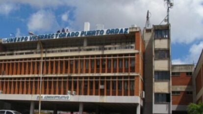 Estudiantes de nuevo ingreso durante el proceso de inscripciones en la Unexpo Puerto Ordaz