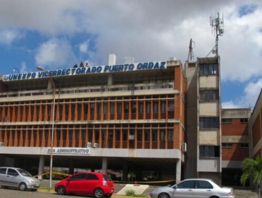 Estudiantes de nuevo ingreso durante el proceso de inscripciones en la Unexpo Puerto Ordaz