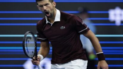 Novak Djokovic celebra su victoria ante Alexander Zverev en el torneo de Pekín