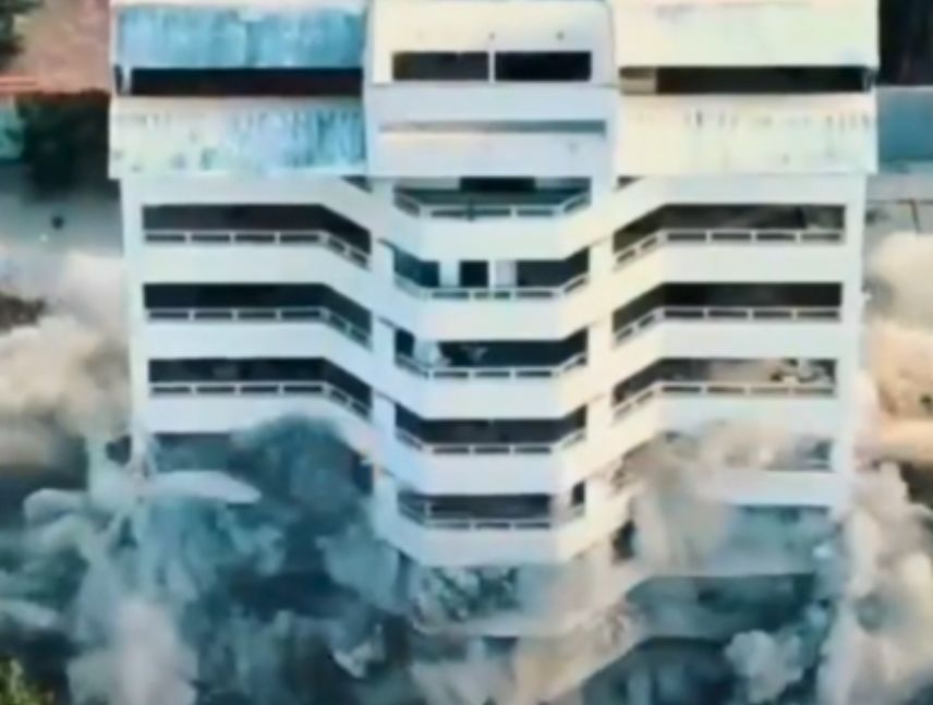 Demolición controlada de Residencias Medusa afectada por los sismos en La Guaira