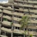 Rescatistas trabajan entre los escombros de Residencias Caribe en Caraballeda, La Guaira