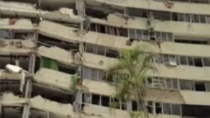 Rescatistas trabajan entre los escombros de Residencias Caribe en Caraballeda, La Guaira