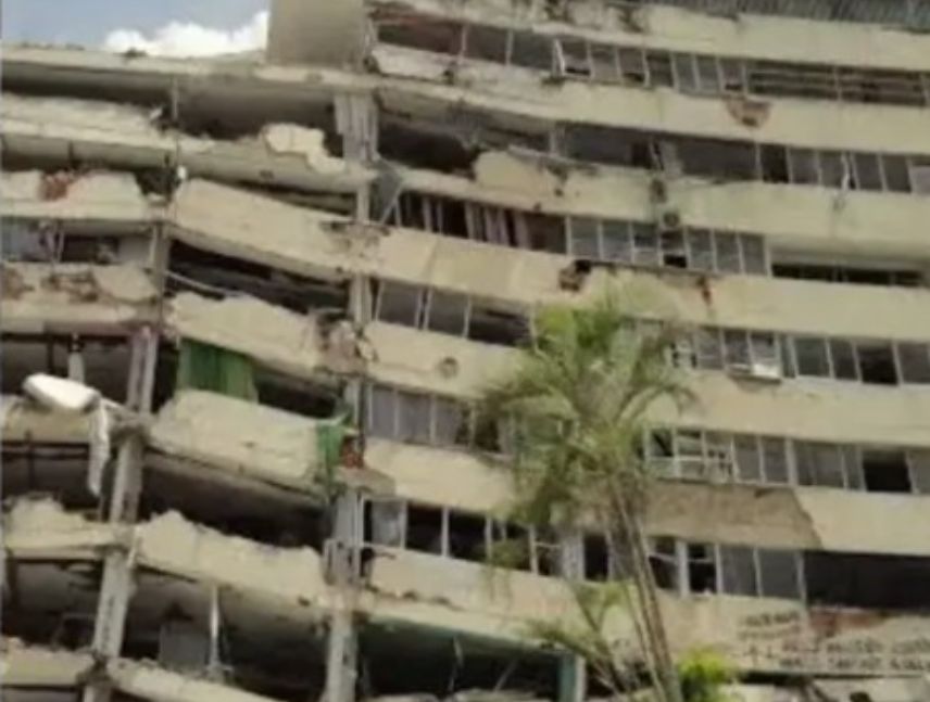 Rescatistas trabajan entre los escombros de Residencias Caribe en Caraballeda, La Guaira