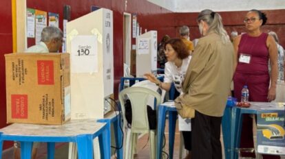 Agentes de la Policía Federal durante operativo por delitos electorales en Brasil