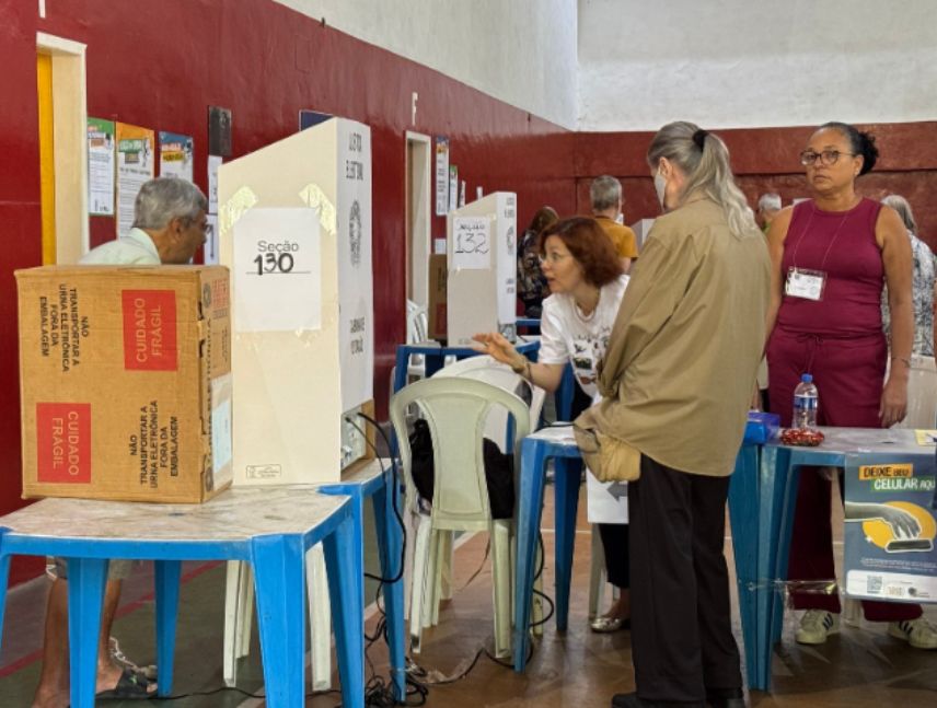Agentes de la Policía Federal durante operativo por delitos electorales en Brasil