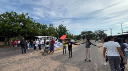 Representantes protestan por deterioro de la Unidad Educativa Nacional Simón Bolívar en Puerto Ordaz.