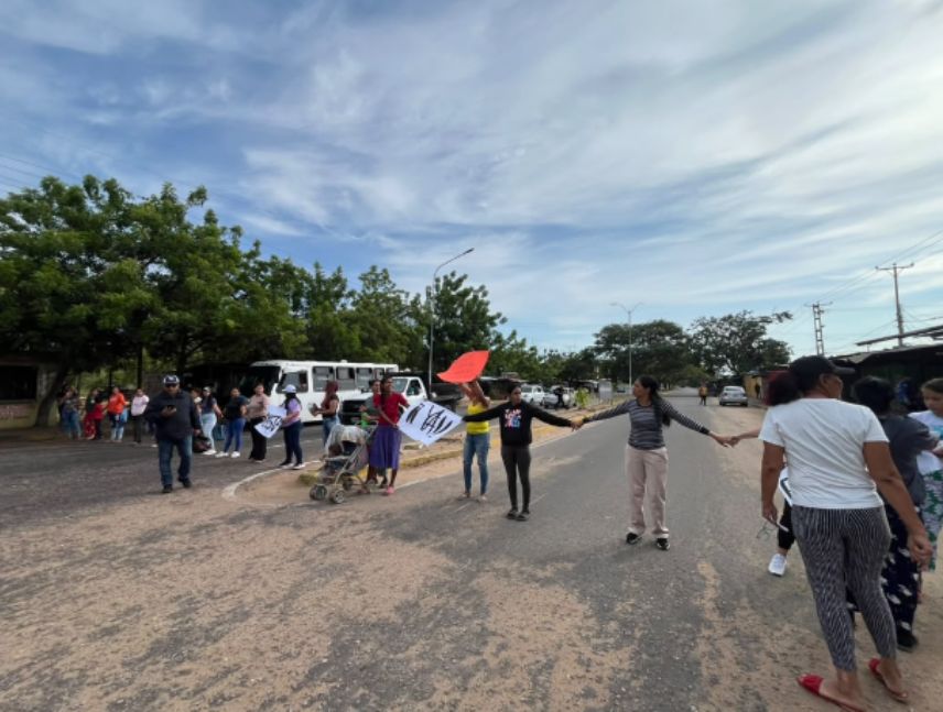 Representantes protestan por deterioro de la Unidad Educativa Nacional Simón Bolívar en Puerto Ordaz.