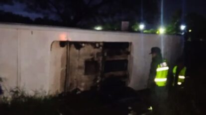 Minibús de transporte público volcado en la autopista San Félix-Upata, estado Bolívar.