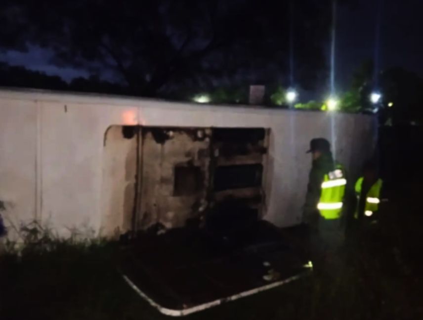 Minibús de transporte público volcado en la autopista San Félix-Upata, estado Bolívar.