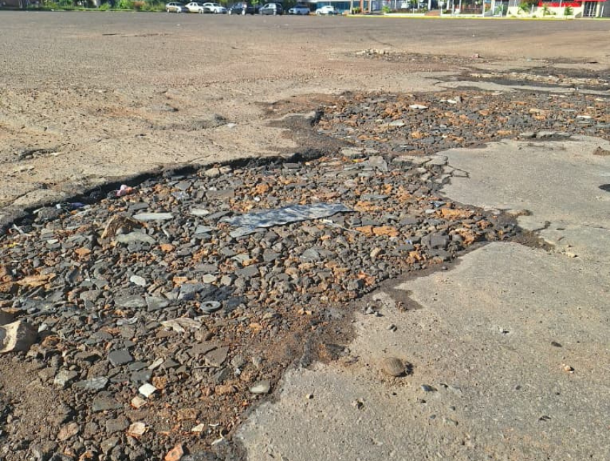 denuncian deterioro vial en carrera Ventuari
