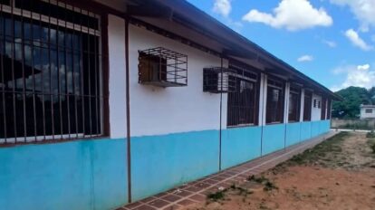 Alumnos de escuela Simón Bolívar siguen con clases virtuales por techo deteriorado