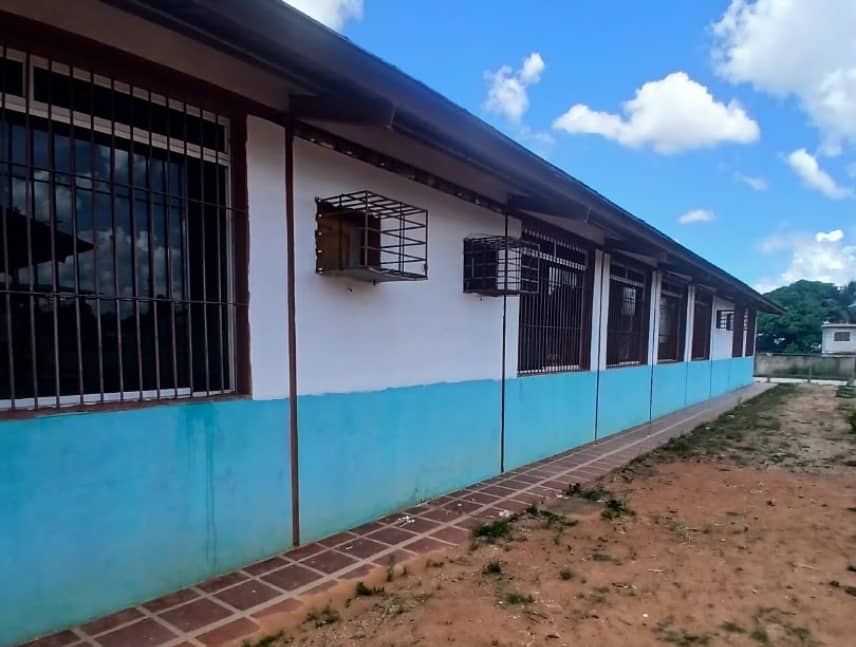 Alumnos de escuela Simón Bolívar siguen con clases virtuales por techo deteriorado