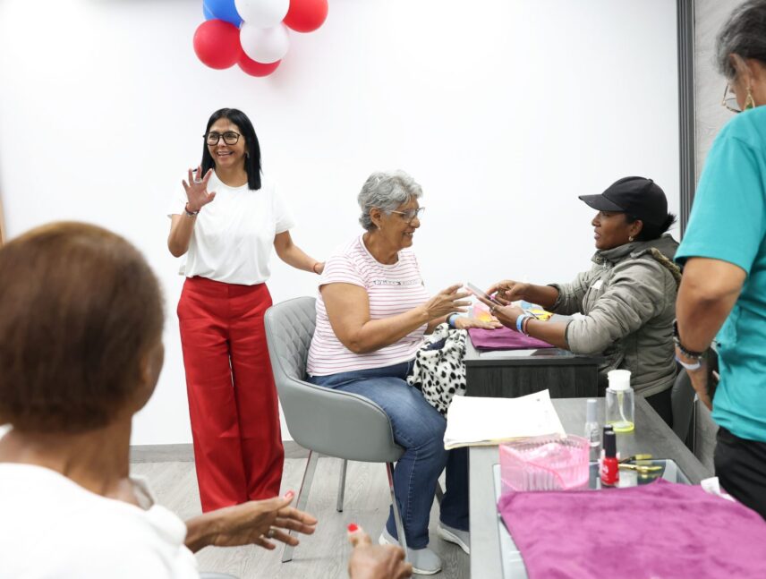 Presidenta entrega Centro de Atención Integral en Caracas para adultos mayores