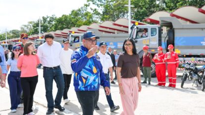 La presidenta entrega equipos para atención de salud pública.