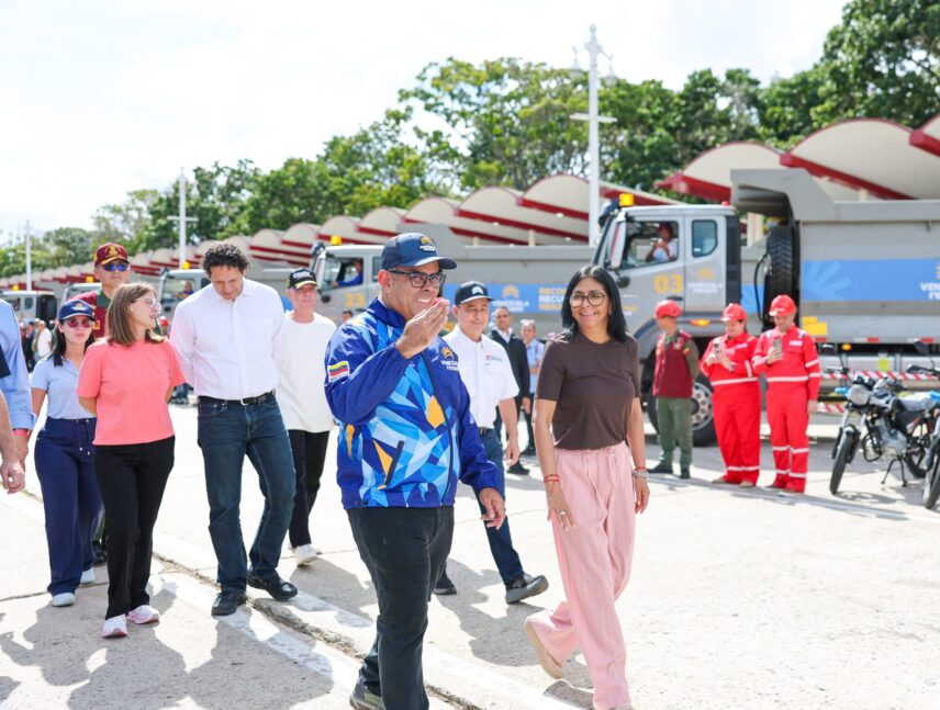 La presidenta entrega equipos para atención de salud pública.