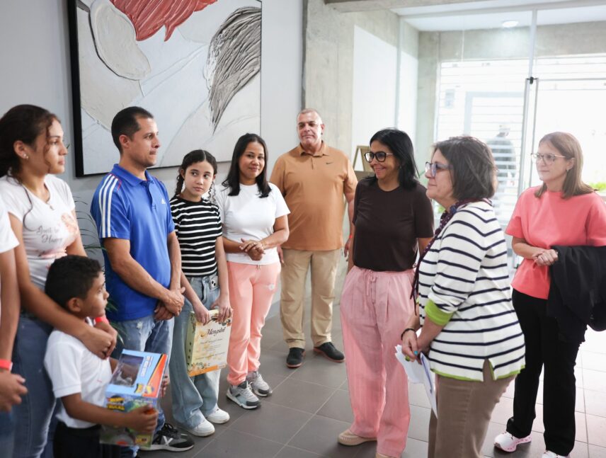 La presidenta entredó viviendas a damnificados de La Guaira.