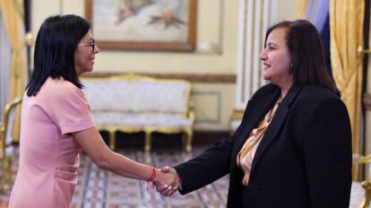 La presidenta se reunió con la delegación de oposición.