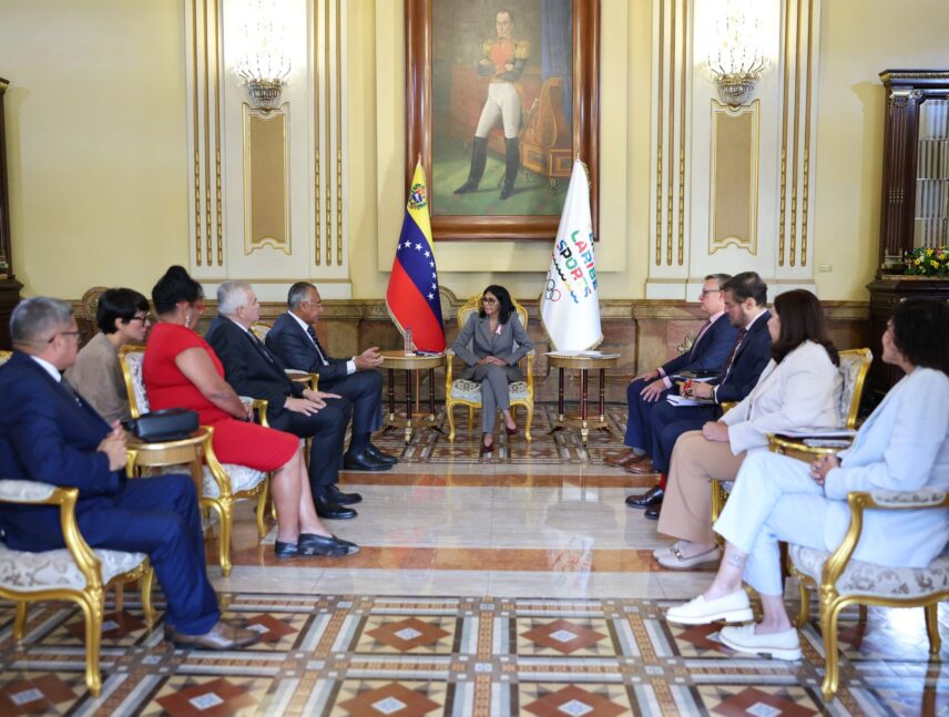 Delcy Rodríguez se reúne con directivos del Centro Caribe Sports en Caracas