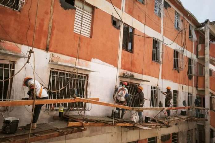 Continúa la reconstrucción de viviendas tras los sismos.