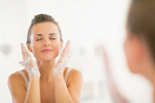 Tips para quitar el brillo facial de forma natural
