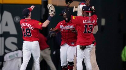 Bravos de Atlanta eliminan a los Filis a fuerza de batazos