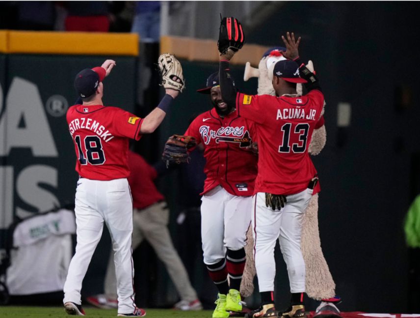 Bravos de Atlanta eliminan a los Filis a fuerza de batazos