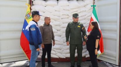 Llega cargamento de 55 toneladas de ayuda humanitaria desde Surinam