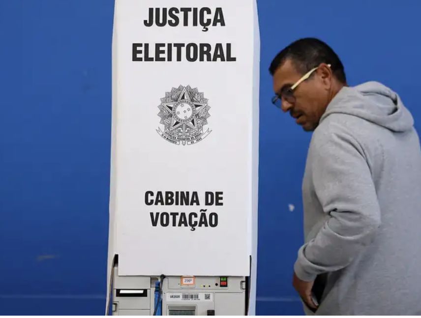 Cierran colegios electorales y empieza conteo en Brasil