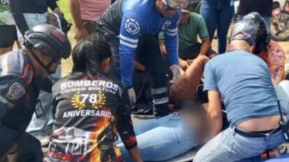 Dos heridos en choque entre carro y moto en Las Banderas