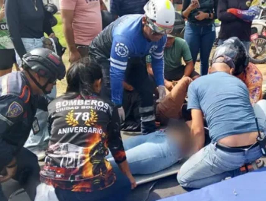 Dos heridos en choque entre carro y moto en Las Banderas