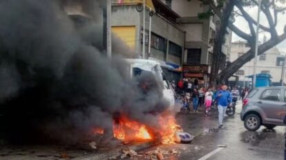 Bomberos de Caracas sofocan incendio de motocicleta