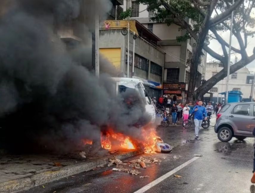 Bomberos de Caracas sofocan incendio de motocicleta