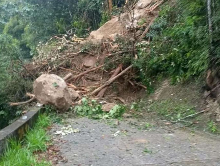 Cierran vía a Choroní tras registrarse tres derrumbes por lluvias