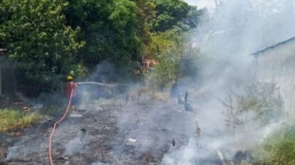 Sofocan incendio cerca de viviendas en Guasipati