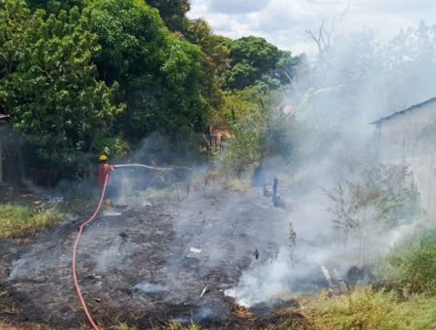 Sofocan incendio cerca de viviendas en Guasipati