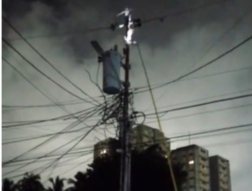 Rayo impacta en poste y deja sin electricidad a 10 casas en Maracaibo