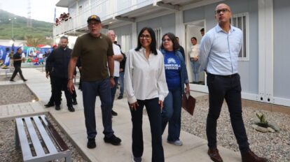 Delcy Rodríguez entrega las primeras 500 viviendas transitorias