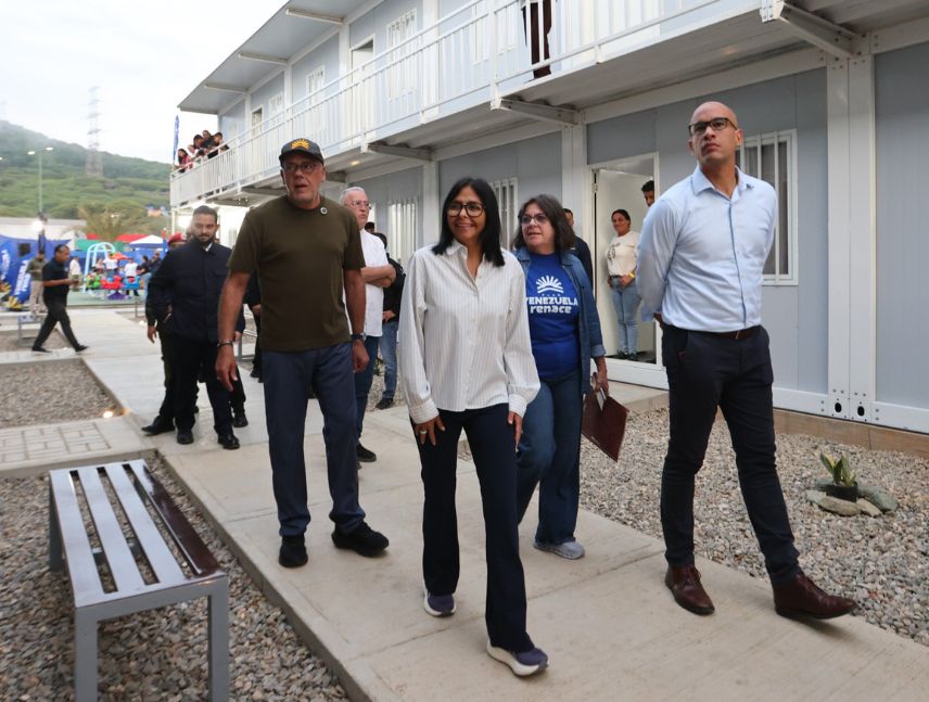 Delcy Rodríguez entrega las primeras 500 viviendas transitorias