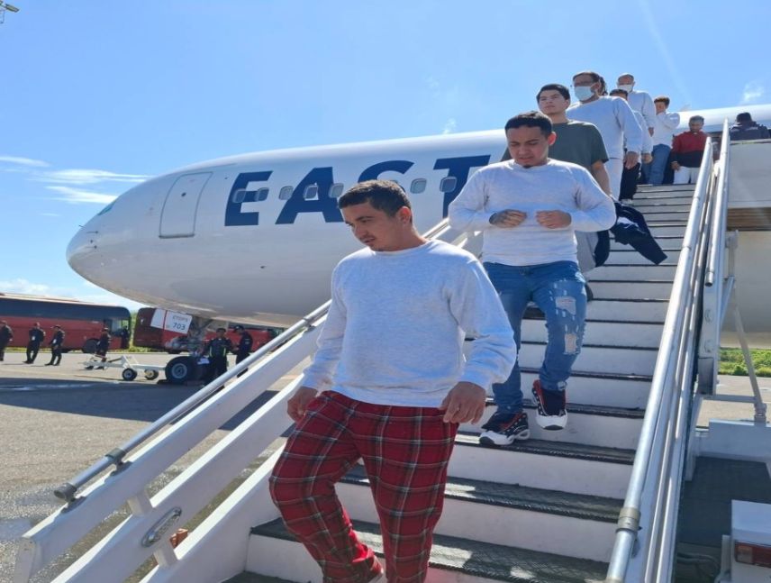 Arriban dos vuelos con 370 venezolanos desde EEUU
